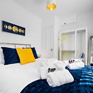 In Canton St John's Court Apartment